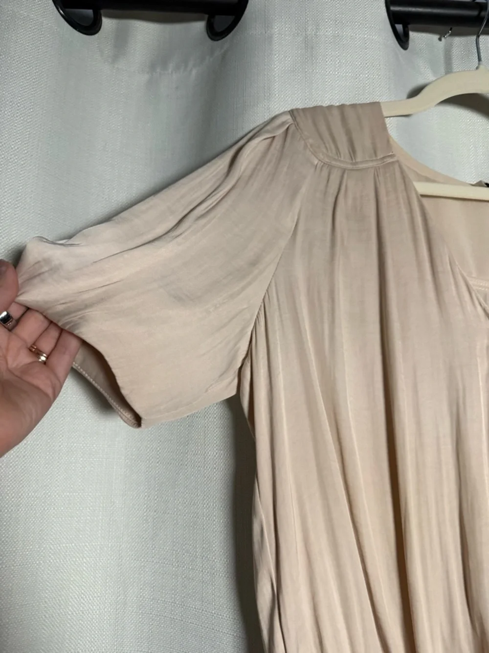 Anthropologie Current Air Blush Tan Satin Short Sleeve Surplice Blouse Size XS - Picture 4 of 8